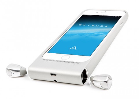 Беспроводные наушники Skybuds поставляются в чехле для смартфона