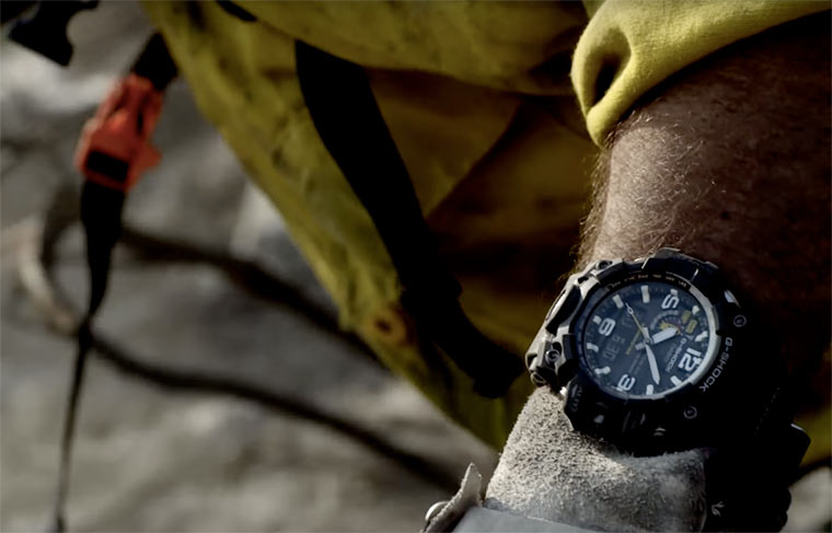 hand2-casio-mudman-gwg-1000